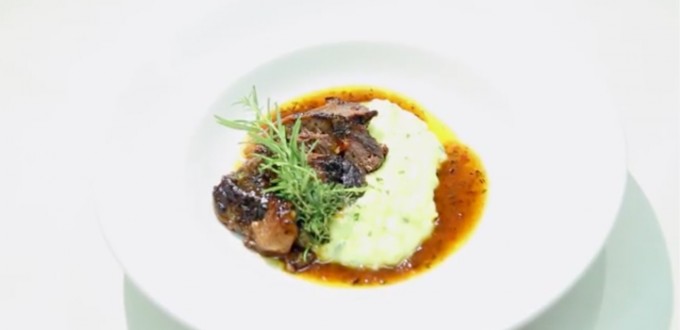 Geschmorte Lammkeule mit Erdäpfelbärlauchstampf und Thymian- Honig- Chilisafterl